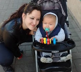 Policia amenazó con detener a una madre por amamantar a su bebe en el mástil de San Isidro
