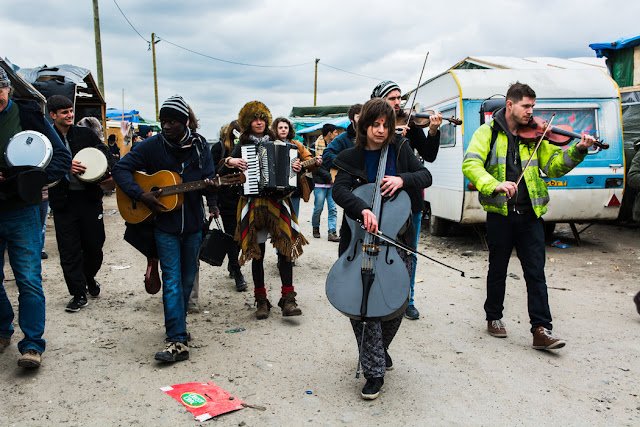 Los refugiados de Calais buscan alivio en la música