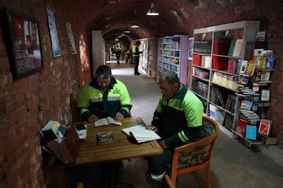 Crean una biblioteca con libros que la gente tira a la basura