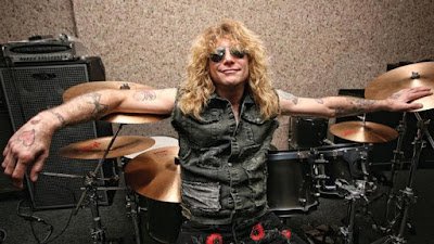 Steven Adler atentó contra sí mismo con un cuchillo