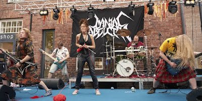 Campeonato de tejido a ritmo de heavy metal