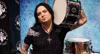 El baterista de Faster Pussycat hospitalizado por coronavirus