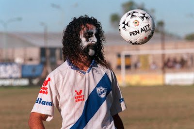 Una vez hubo un loco lindo, combativo, futbolero y metalero