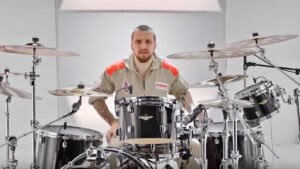 Eloy Casagrande (Sepultura) versiona “Beast And The Harlot” de Avenged Sevenfold