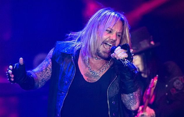 Vince Neil se cayó del escenario durante un concierto