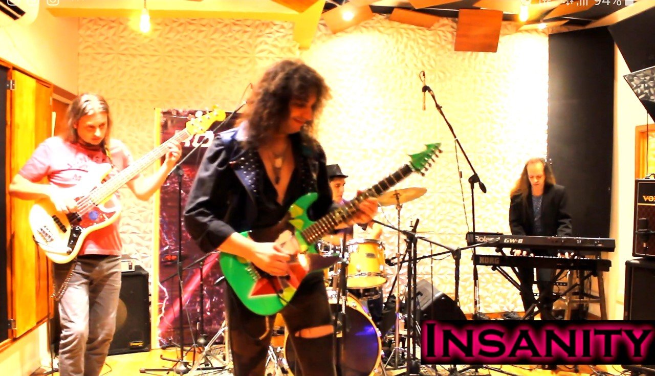 Roxx presento live streaming de «Insanity»