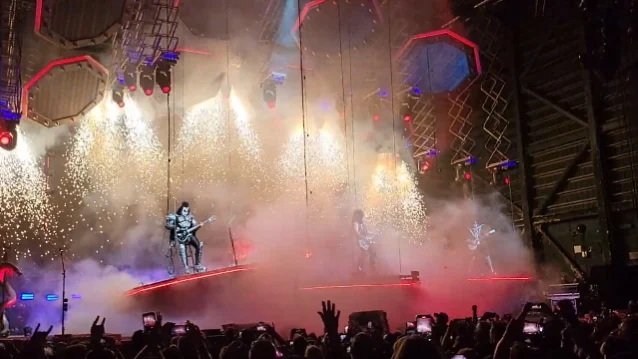 Gene Simmons evita por poco la caída durante la canción de apertura del concierto de Kiss en Tampa