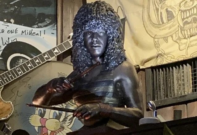El busto de Frankie Banali en el Rainbow Bar & Grill el día que hubiera sido su 70 cumpleaños