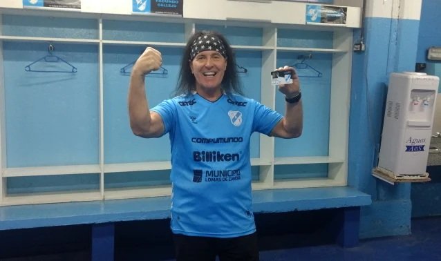 El cantante original de AC/DC, Dave Evans, recibe la condición de socio honorífico vitalicio del Club Atlético Temperley