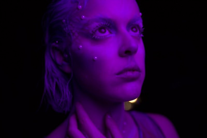 Mia Zeta presenta su primer sensual adelanto