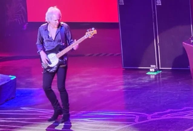Journey presenta a su nuevo bajista Todd Jensen