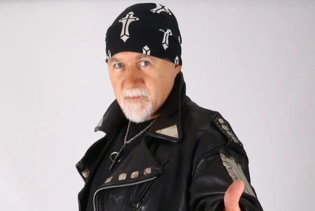 Tony Martin, ex cantante de Black Sabbath, comparte su nuevo single solista «As the world burns»