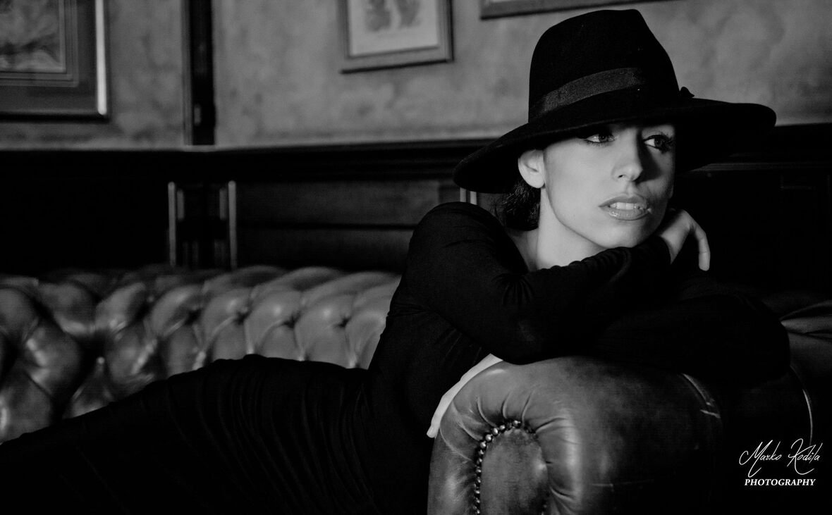 Sofia Sherocka realizó la adaptación al español del tema «Shadow in the Night” de Dina Rizvić