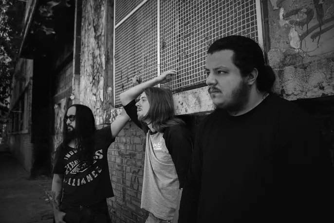 El trío de heavy y thrash metal Skid Life lanza el quinto álbum de estudio «Awake»