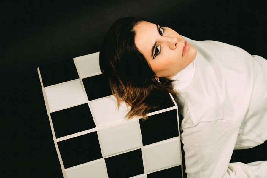 Lucia Tacchetti te lleva de viaje con su faceta más electrónica en “Flaps”, su nuevo álbum