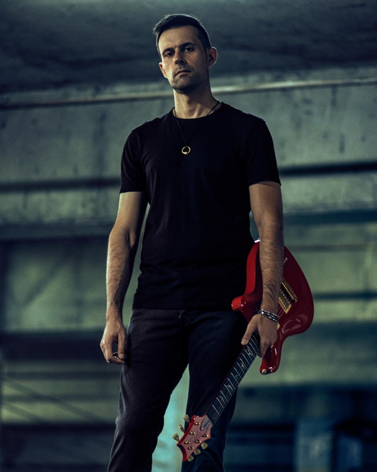 John DeMena presenta su disco debut «Dreams and Lies»