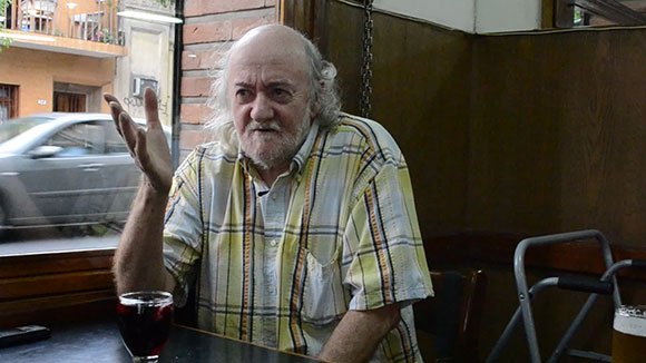 Murió Enrique Symns, periodista y escritor de la contracultura