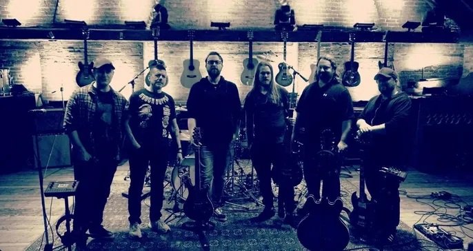 Chester Doom reinventa el clásico de Leonard Cohen con una nueva versión de «Everybody Knows»