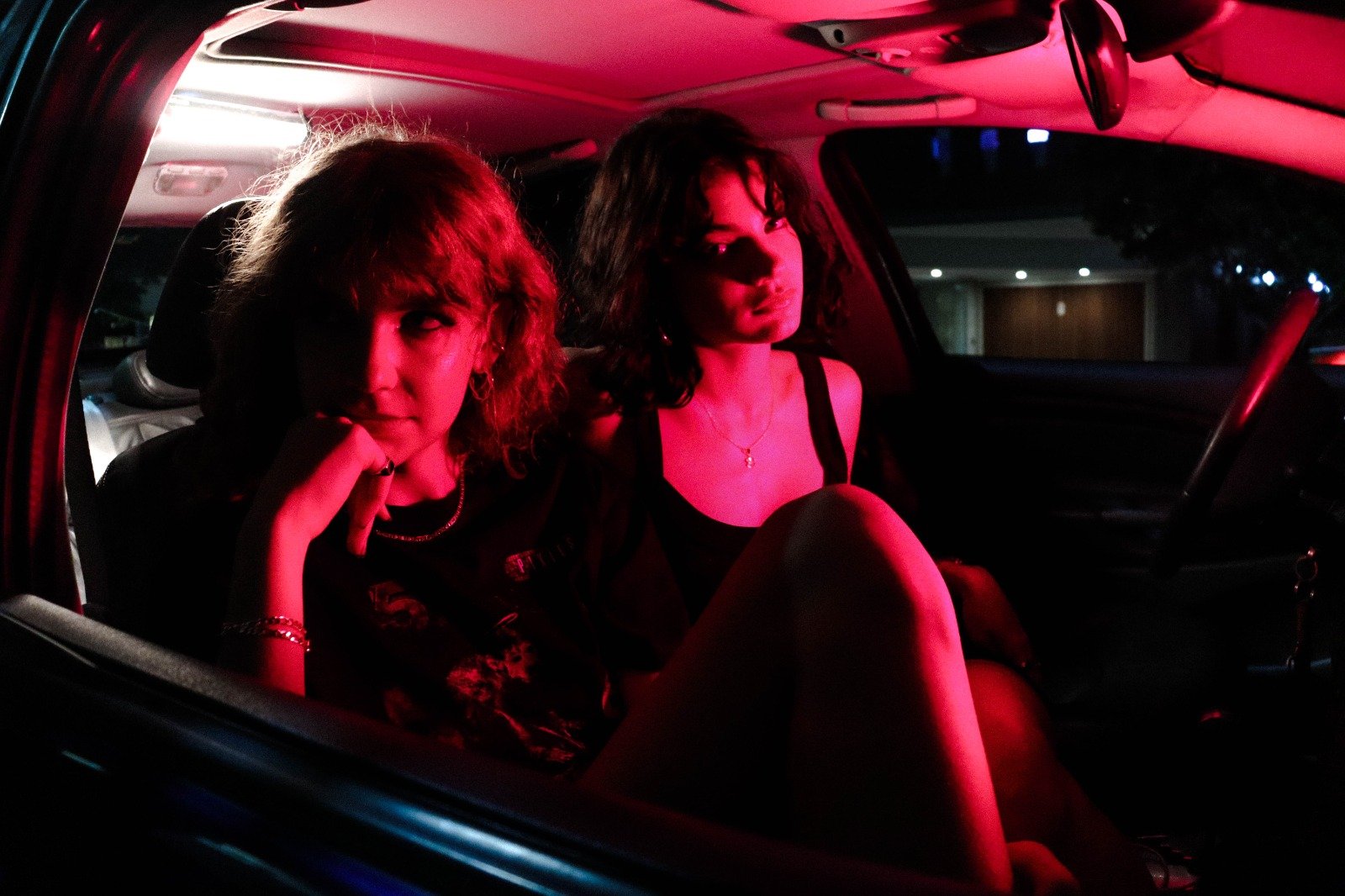 El dúo de rock Pacífica firma con el sello Tag Music y debuta con «With Or Without You»