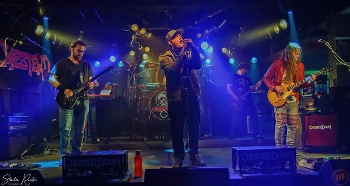 Chester Doom lanza nuevo sencillo y video musical «Not Far Behind»