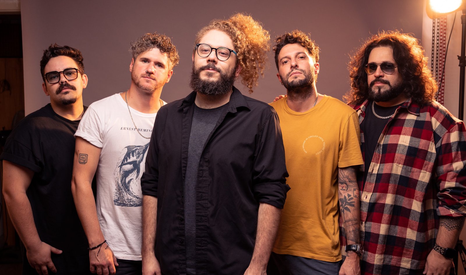 Eléctrico Limón lanza enérgico sencillo «Sacado» que fusiona el rock clásico con melodías frescas