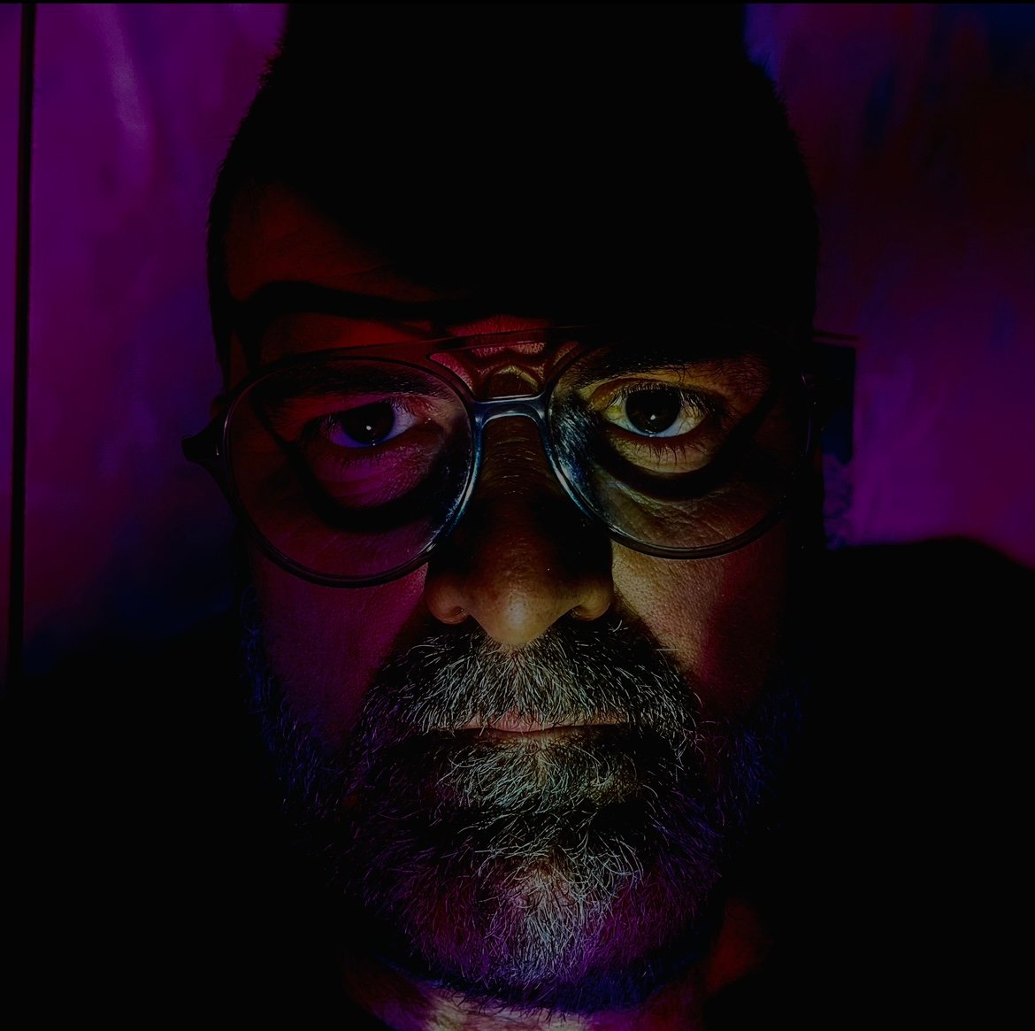 El cantante de Tricky Woo sobrevive a un accidente automovilístico y publica un álbum visual inspirado en el krautrock como Ex Ox