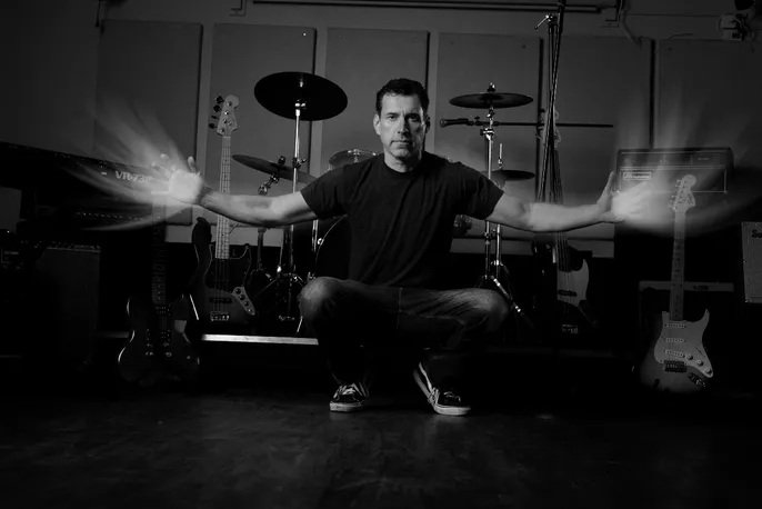 JSHELL lanza una experiencia audiovisual en nuevo álbum «In my head»