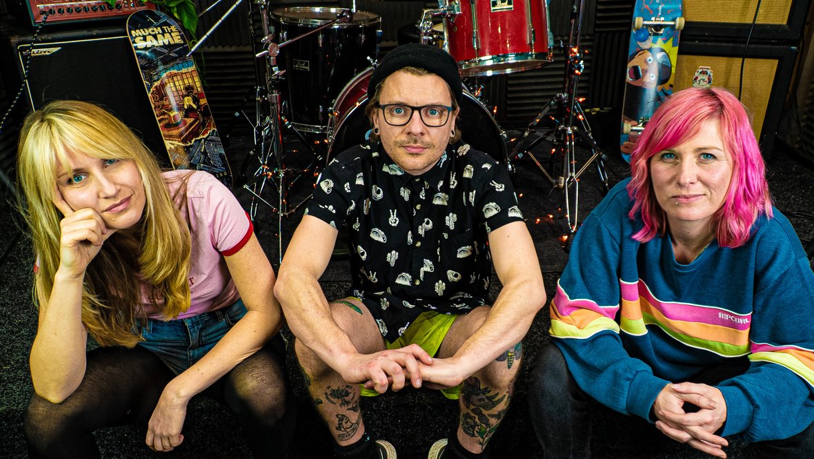 El trío británico Raisin Awareness estrena nuevo sencillo y videoclip «No More»