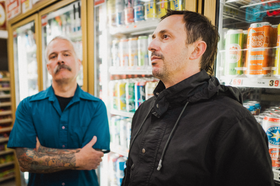 Sisters, con Jason Blackmore y Mario Quintero, lanzan el nuevo sencillo «Feet On The Ground» del próximo álbum debut
