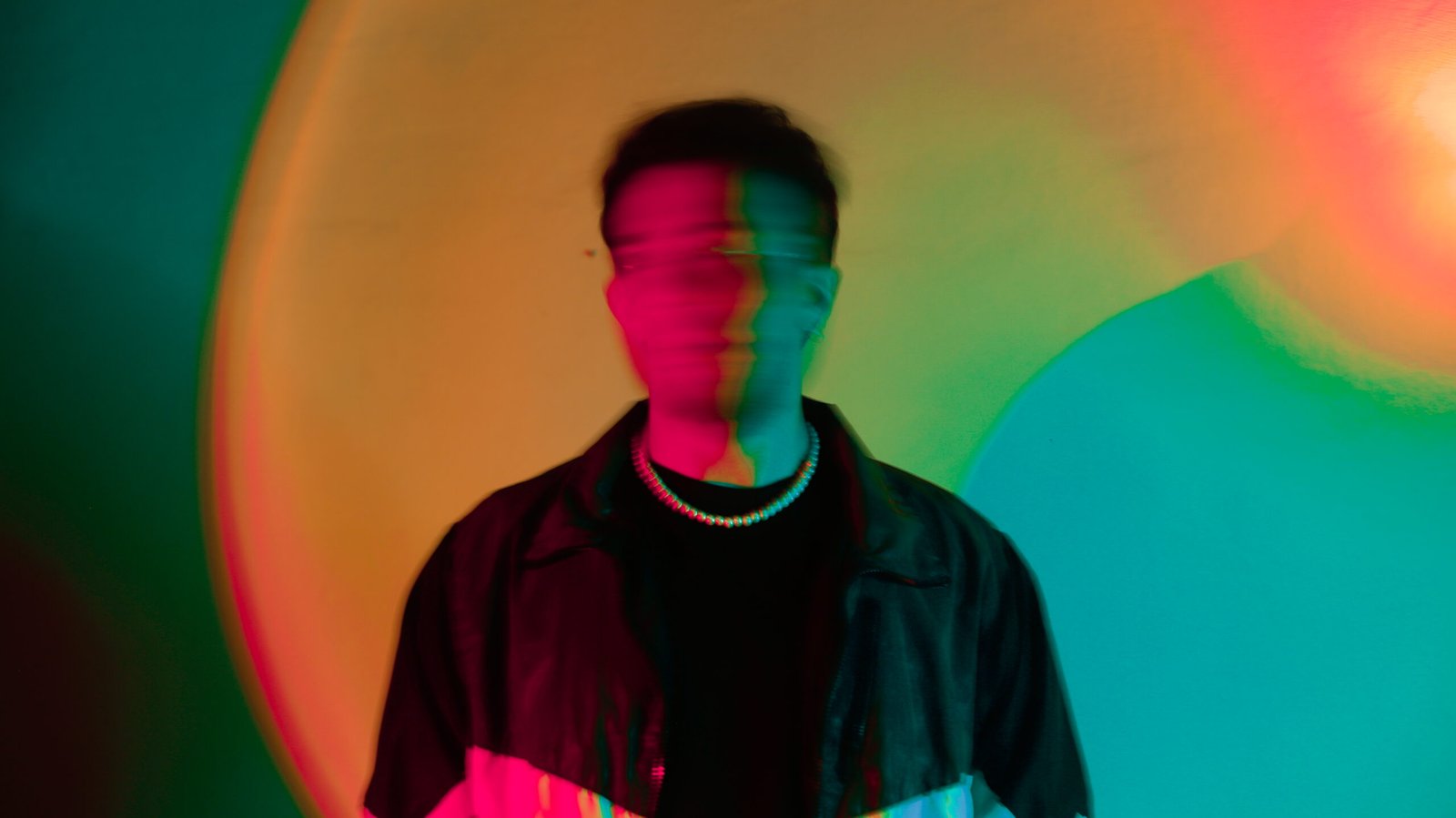 El artista costarricense Opo Chacón estrenó «Burning Bright», el segundo adelanto de lo que será su próximo álbum