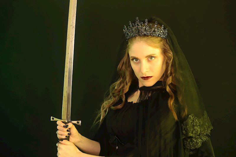 Stella Wembley lanza el EP «Wasting My Time» y un video de inspiración medieval dark electronic
