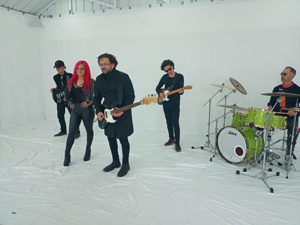 Xavier presenta «Vestidito Rosa», balada hard rock que retrata el amor paternal