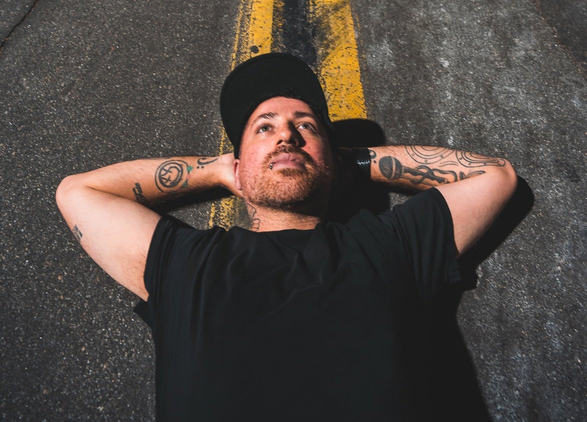 Embers, con sede en San Diego, lanzó el EP «To The Moon» que incluye el sencillo «Eating Me Alive» con Kellin Quinn