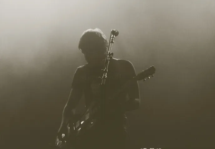 Tilburg combina rock progresivo y dark electrónica en el nuevo EP «Behind Door Number One»