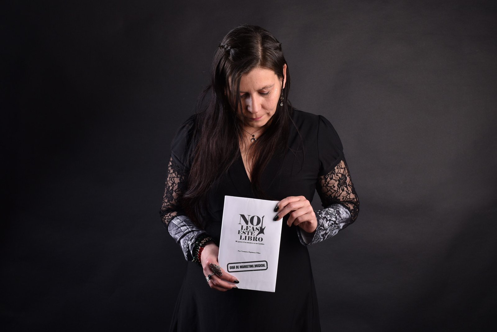 Verónica Espinoza publica guía de marketing para músicos y agentes de la industria