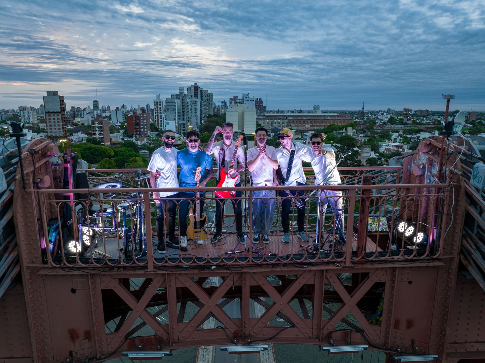 Chino Mansutti y los Cronopios grabaron un live session en la cima del Puente Colgante de Santa Fe