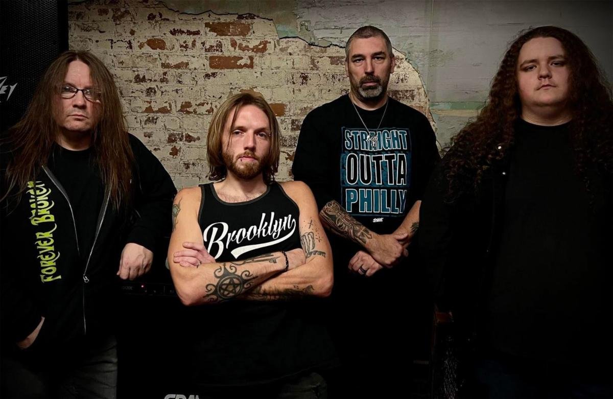 Metal vieja escuela de Forever Broken con sonidos aggiornados