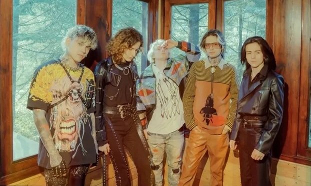 Love Ghost se une a Whiplash en el himno pop-punk «Left On Read»
