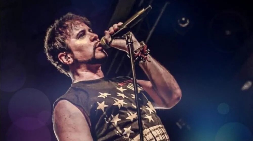 Murió CJ Snare, cantante de Firehouse
