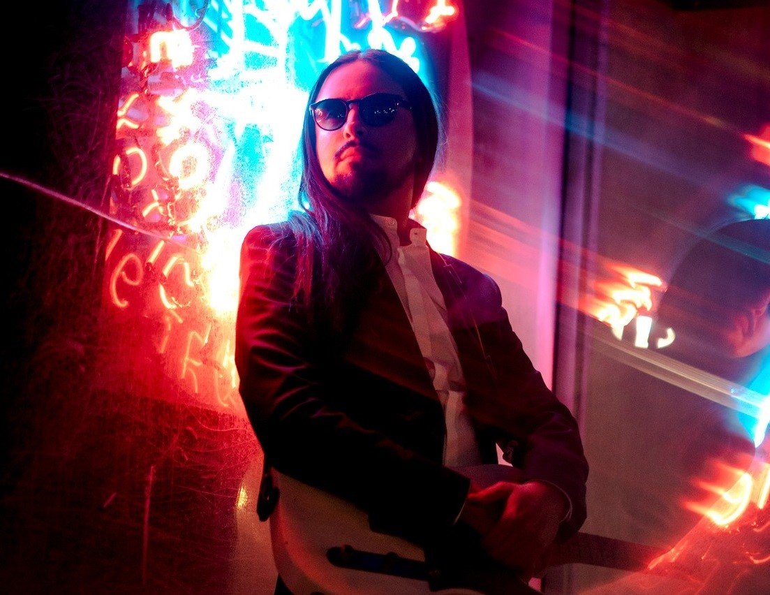 Louie Rubio presenta «Black & Blues», una invitación a bailar para olvidar los problemas