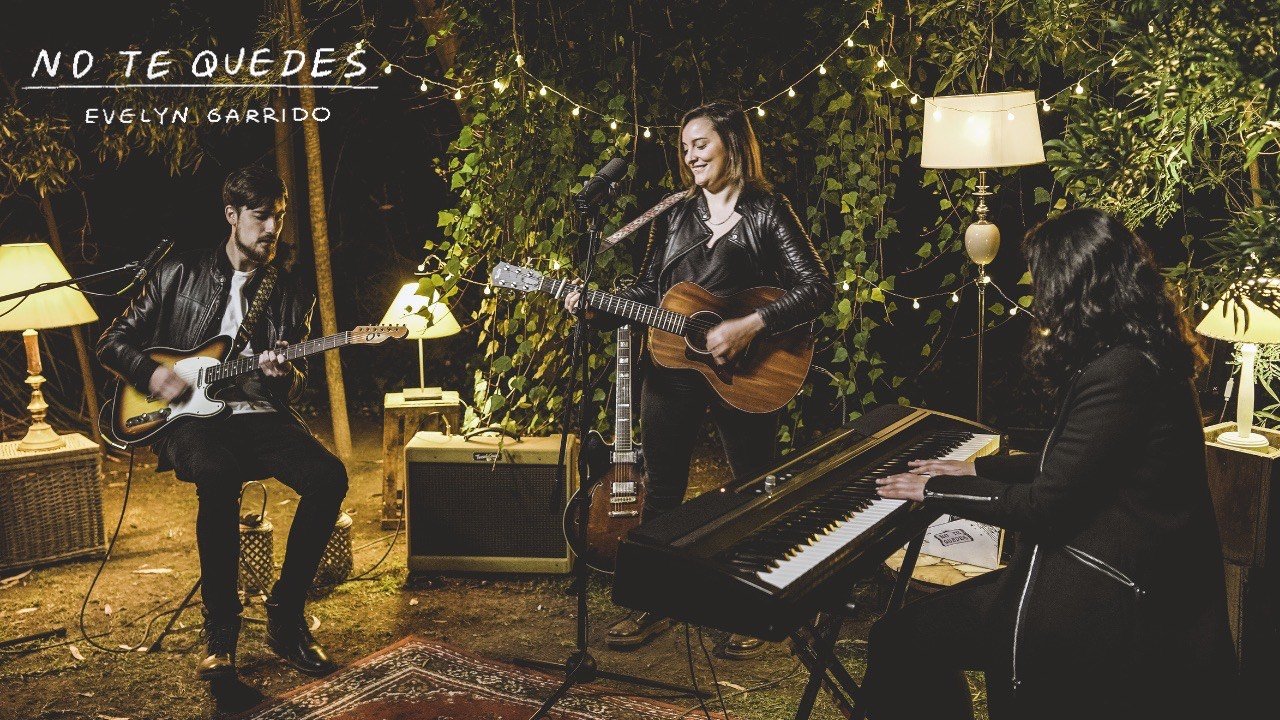 Evelyn Garrido presenta la sesión acústica de su última canción titulada «No Te Quedes»