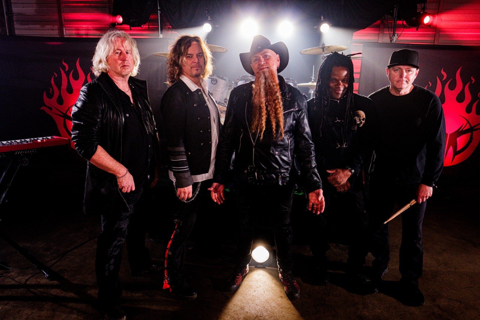 The Mighty One presenta «Kickin’ Stones», una canción que invita a preservar la vida