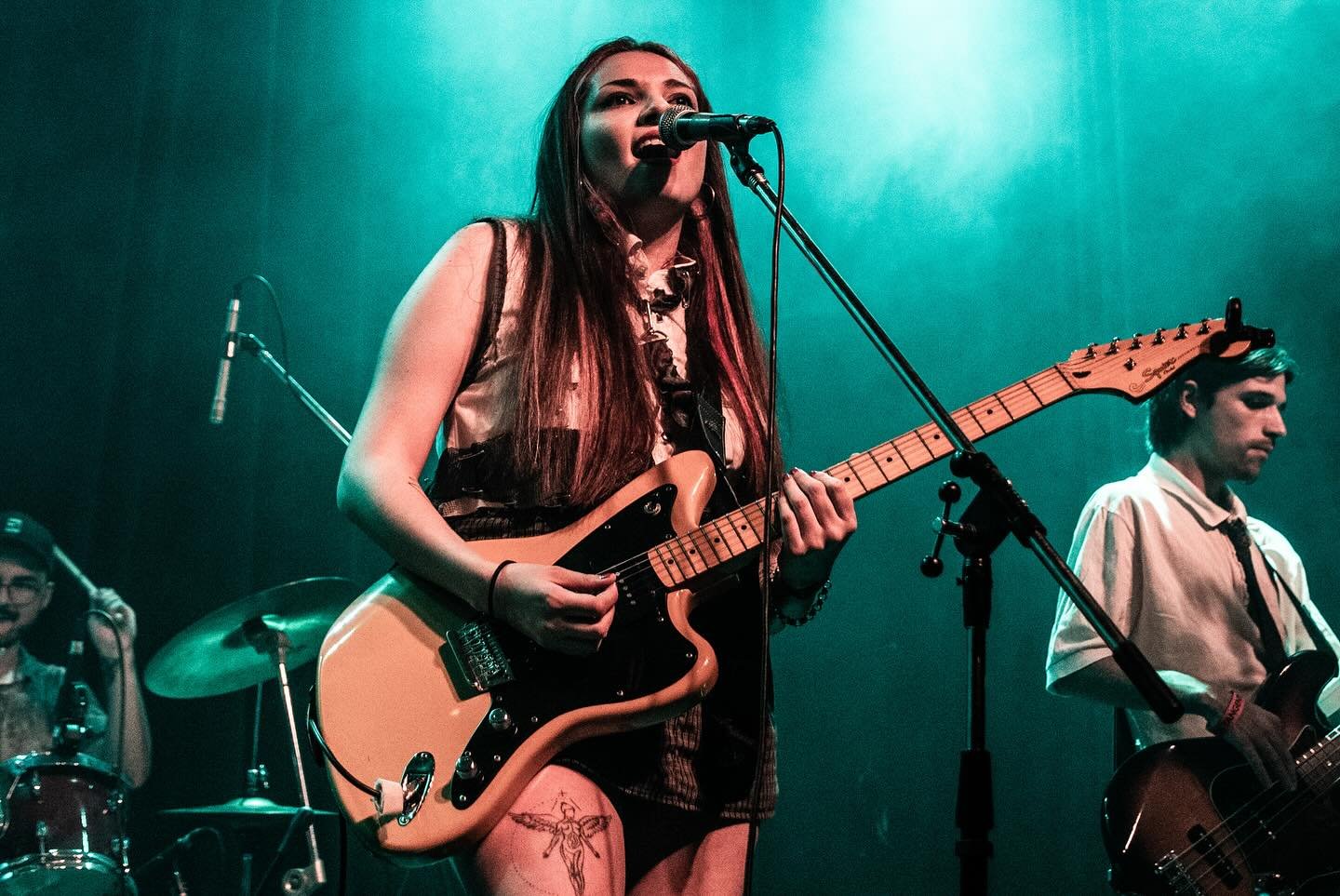 Anna Blou se embarca en la presentación de su cautivador sonido dream rock y su mensaje de concreción de deseos