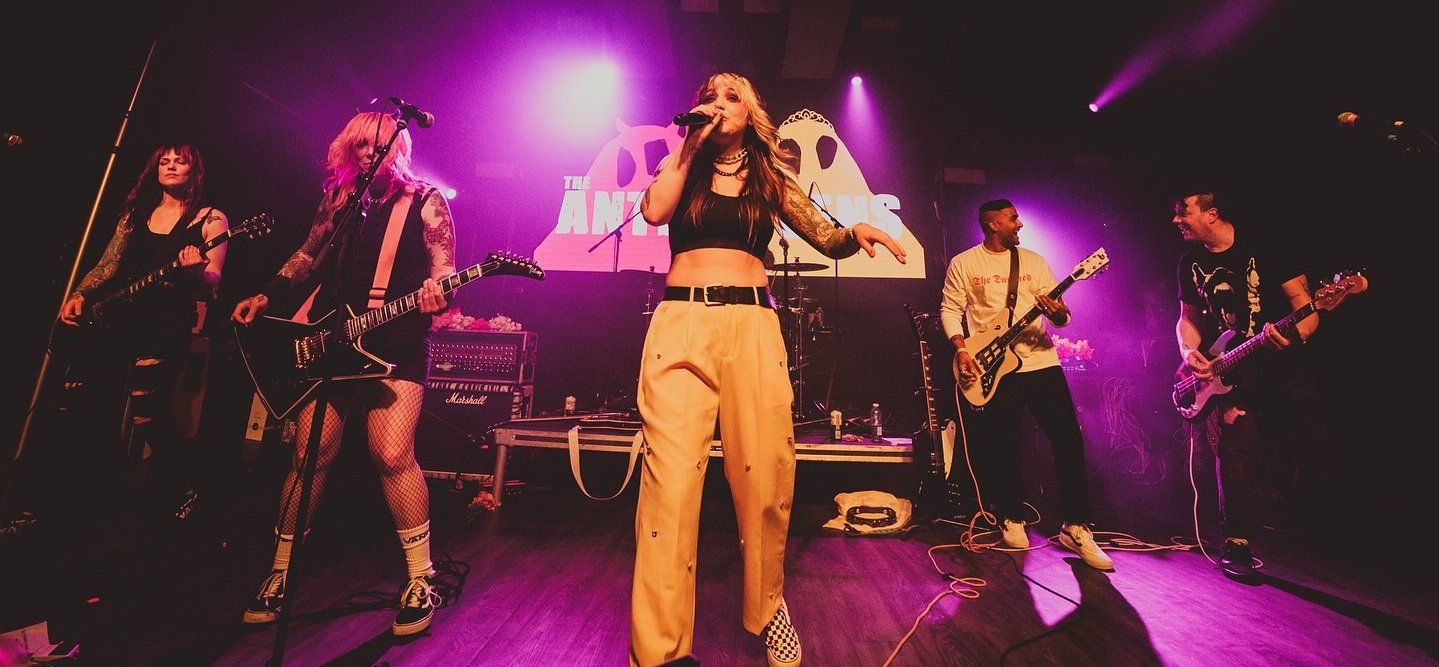 The Anti-Queens lanza su nuevo álbum «Disenchanted» con el video «Overthinking»