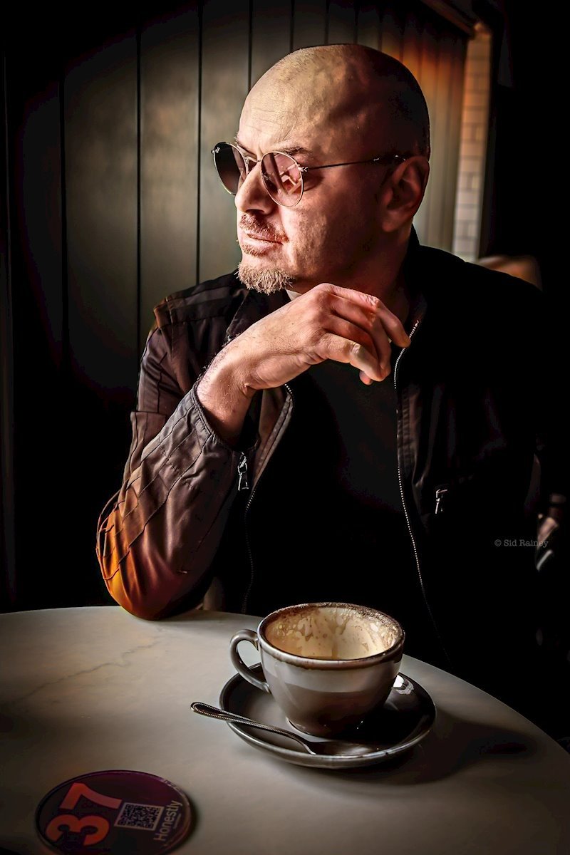 El enigmático irlandés Perry Blake presenta el álbum «Death of a Society Girl», consolidando su legado