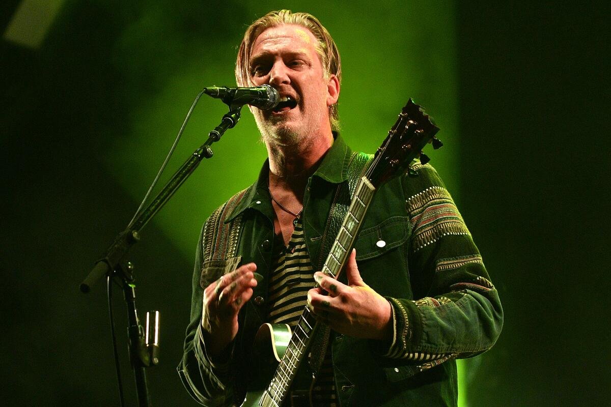 QOTSA cancela gira europea porque Josh Homme debe ser operado de emergencia