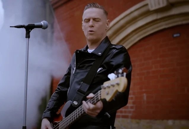 Bryan Adams comparte dos videos de su versión de las canciones que coescribió para Kiss
