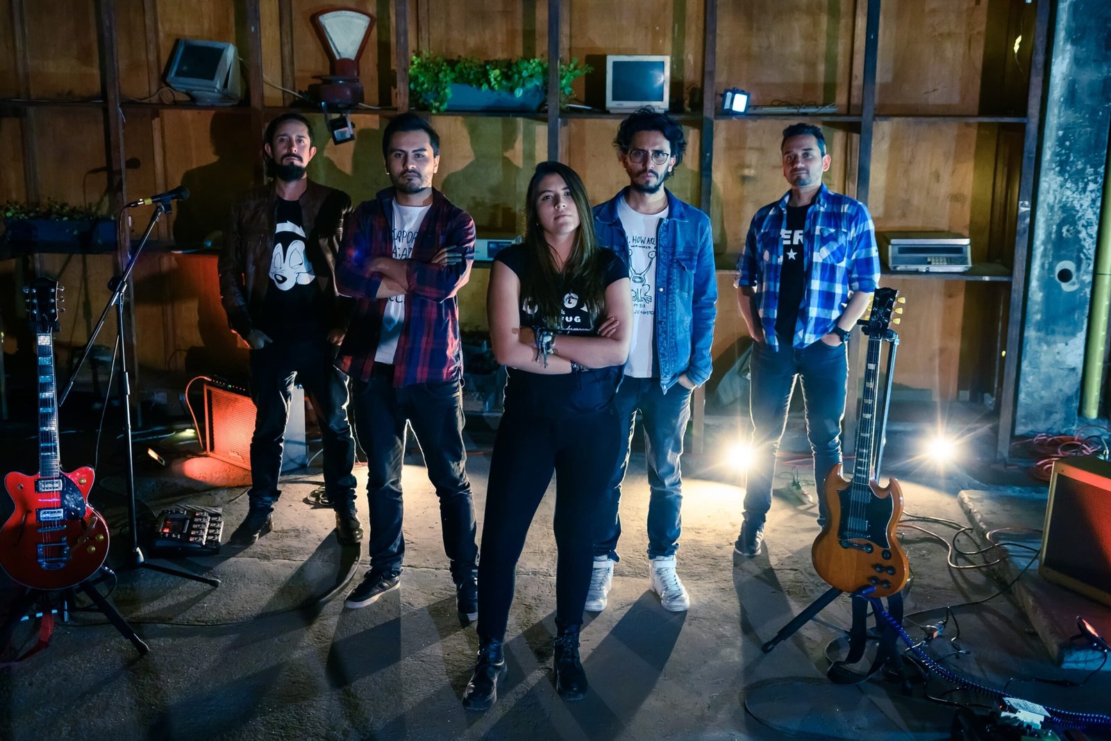 Neo presenta «Luces que se apagan», una canción de rock clásico que le canta a la libertad