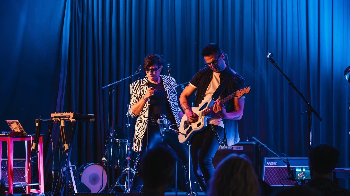 El synth pop y los ritmos bailables muestran la versatilidad de Lau en los nuevos sencillos «The Storm» y «Physical Attraction»