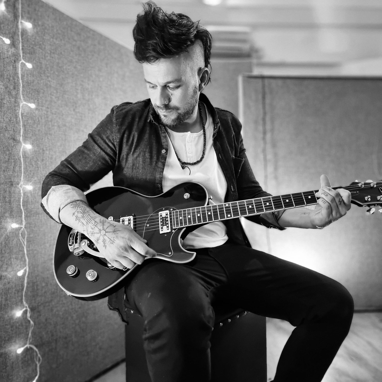 NÂK presenta su nueva canción, «Sonriéndole al Viento»